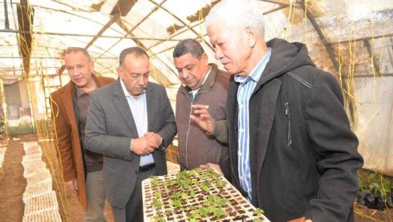 محافظ أسيوط يشهد زراعة الشتلات بألواح الفوم بالصوبات في المدرسة الثانوية الزراعية