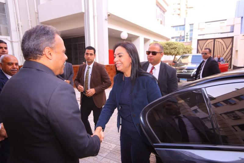وزيرة التضامن الاجتماعي تستهل زيارتها لمحافظة الشرقية بلقاء المحافظ بديوان عام المحافظة
