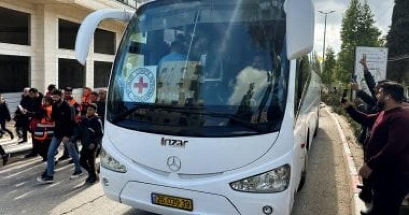 حافلات الأسرى الفلسطينيين تغادر سجن عوفر الإسرائيلى
