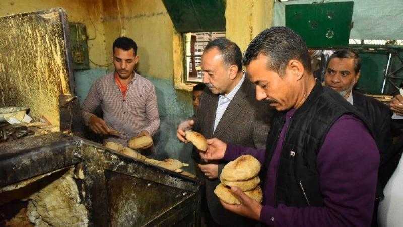 محافظ أسيوط يفاجئ مخبز بلدي للاطمئنان على جودة الخبز
