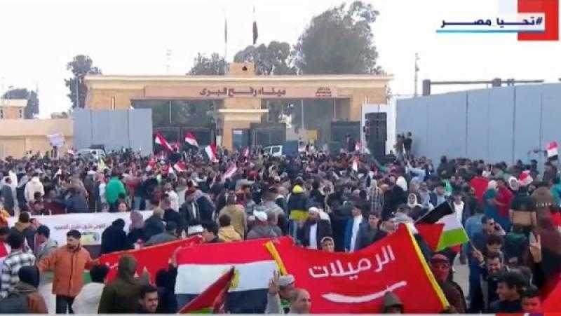 كلنا معاك يا سيسي”.. مظاهرات حاشدة أمام معبر رفح لدعم القضية الفلسطينية