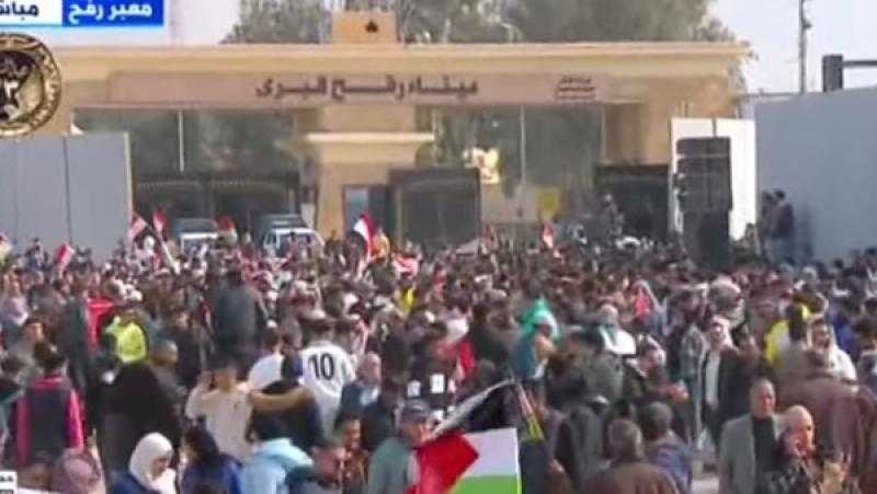 القوى الشعبية والأحزاب السياسية يشاركون في الوقفة التضامنية أمام معبر رفح