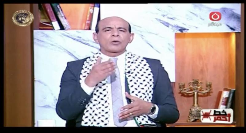 محمد موسى يشعل الأجواء بـ”على عهدي فلسطيني” مرتديًا الشال الفلسطيني
