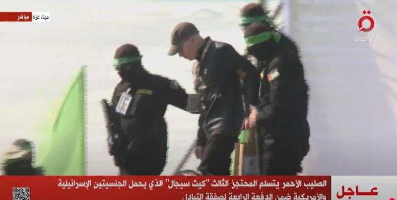 حركة حماس تسلم الصليب الأحمر المحتجز الثالث «كيث سيجال» ضمن الدفعة الرابعة لصفقة التبادل