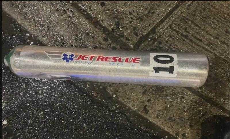 وسائل إعلام أمريكية: أسطوانات الأوكسجين الطبية سبب محتمل لتحطم الطائرة في فيلادلفيا