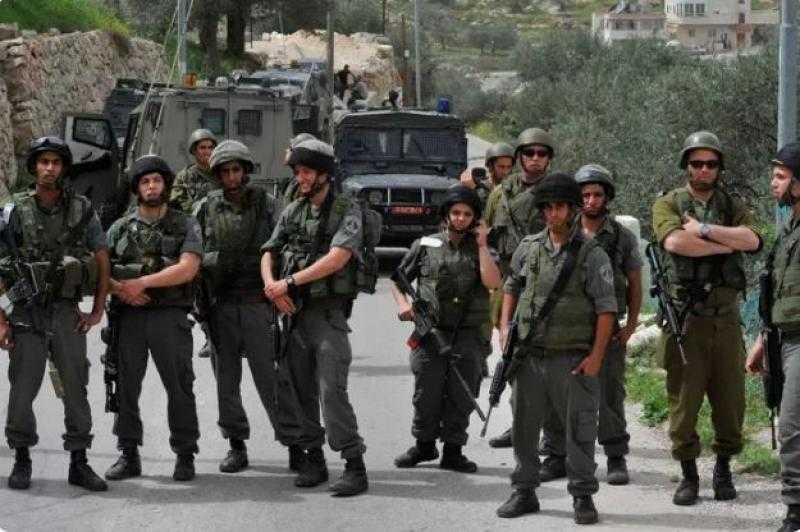 إسرائيل تتسلم المحتجزين الثلاثة الذين تم الإفراج عنهم اليوم