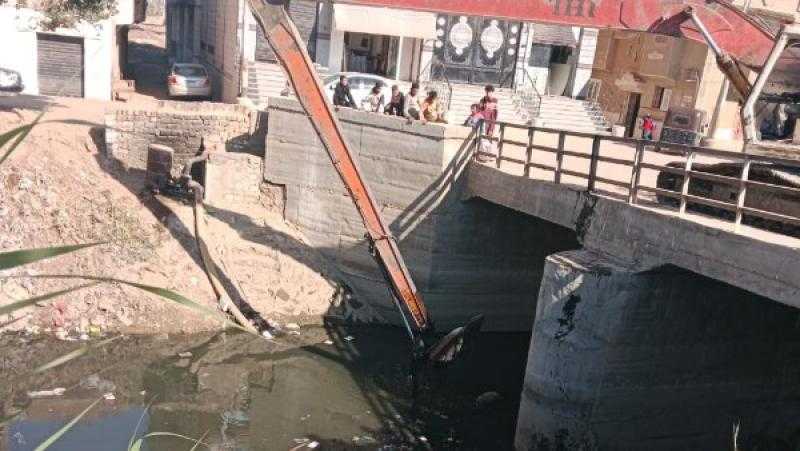 محافظ أسيوط: تطهير ترعة السنط بأبنوب وإزالة العوالق بكوبري ك 9500