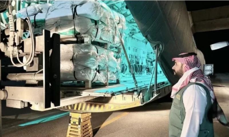 وصول الطائرة الإغاثية السعودية الـ 55 إلي قطاع غزة