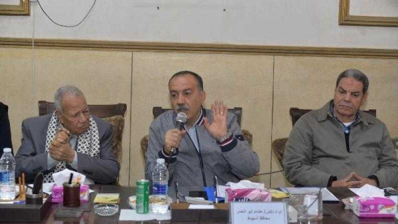 بأسعار مخفضة.. محافظ أسيوط يبحث توفير المنتجات الزراعية من الفلاحين مباشرة