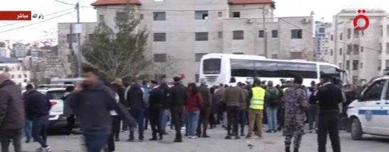 وصول الحافلة التي تقل الأسرى الفلسطينيين المفرج عنهم ضمن الدفعة الرابعة لصفقة التبادل