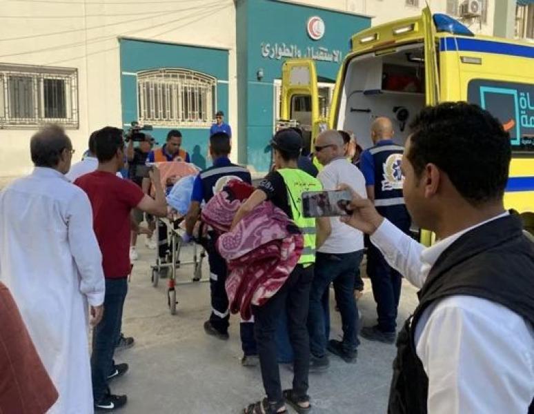 مستشفى العريش العام يستقبل أطفال غزة القادمين للعلاج بالهدايا والورود
