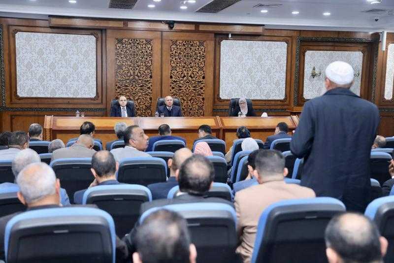 وزير الصناعة يبحث مع محافظ ومستثمري كفر الشيخ تحديات المناطق الصناعية بالمحافظة وسبل حلها