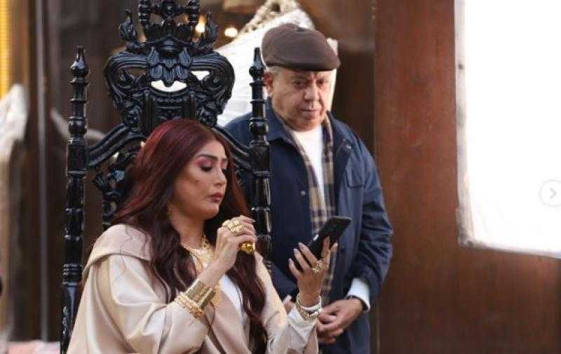 غادة عبد الرازق بشعر أحمر في كواليس مسلسل شباب امرأة