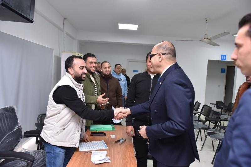 وزير العمل المرشحين للعمل بموسم الحج.. ويؤكد: لا تهاون مع شركات إلحاق العمالة المخالفة