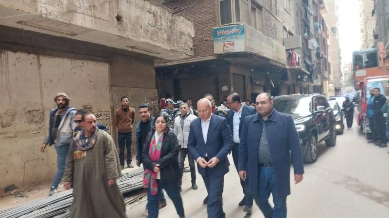 محافظ القاهرة يشرف على إزالة عقار مخالف مكون من 18 دورا