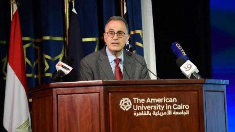 رئيس الجامعة الأمريكية بالقاهرة يطمئن الطلاب: لن نسمح بمغادرة أي طالب