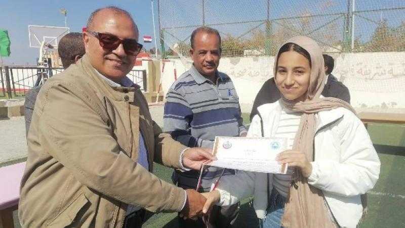 رئيس مدينة مرسى علم يكرّم المشاركين باحتفال العيد القومي للبحر الأحمر