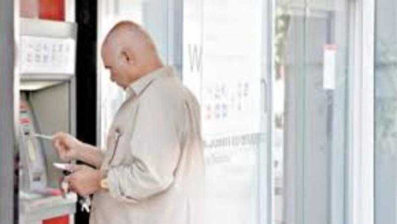 القبض على نصاب يستغل كبار السن أمام ماكينات البنوك بالعجوزة