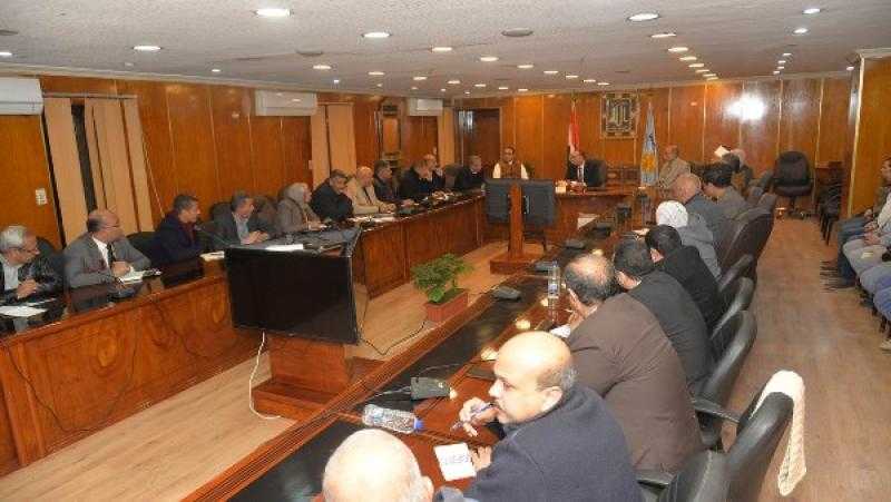 محافظ أسيوط يوجه بالتواصل المباشر مع المواطنين وتلبية طلباتهم