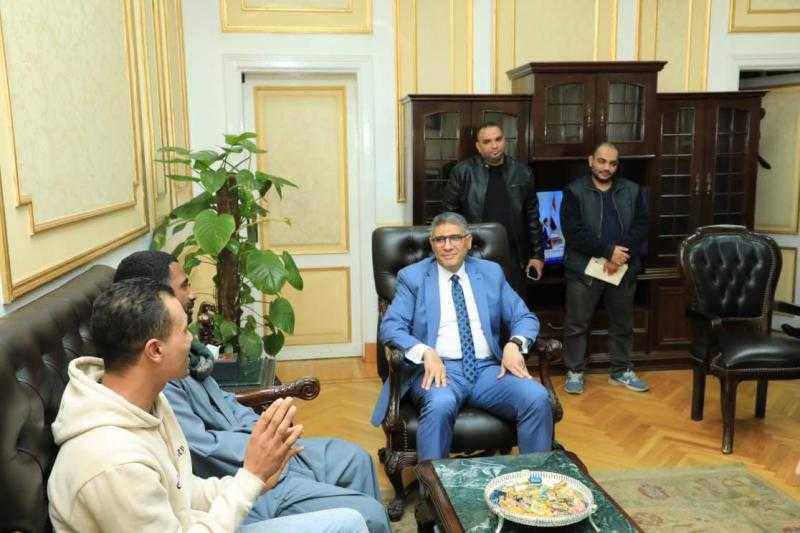 محافظ الجيزة: ما قدمه أبطال حريق فيصل نموذجًا لشهامة الشاب المصرى