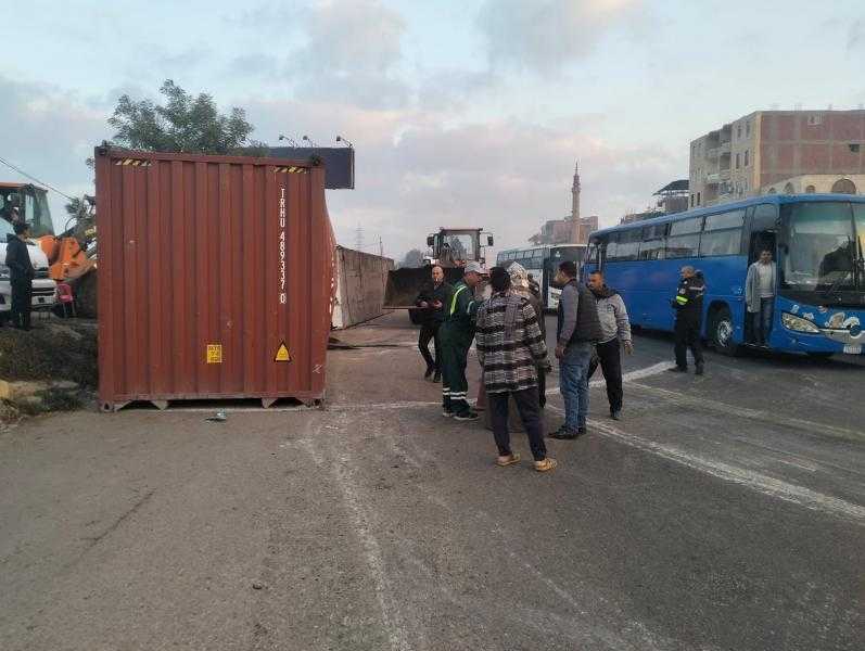 إعادة حركة المرور بطريق القاهرة الإسكندرية الزراعى بعد رفع تريلا وكونتينر