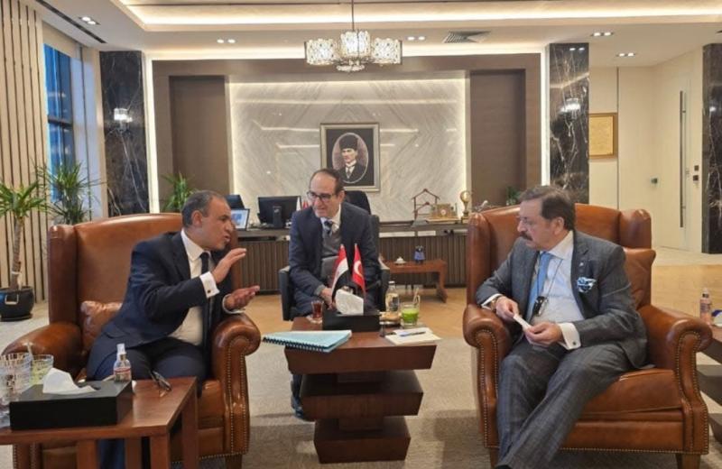 وزير الخارجية والهجرة يجتمع برئيس الاتحاد التركي لغرف التجارة والصناعة والبورصات