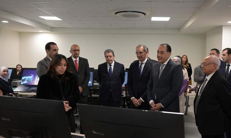 رئيس الوزراء يتفقد المعامل التكنولوجية المتطورة بالمعهد القومى للاتصالات ومعهد تكنولوجيا المعلومات