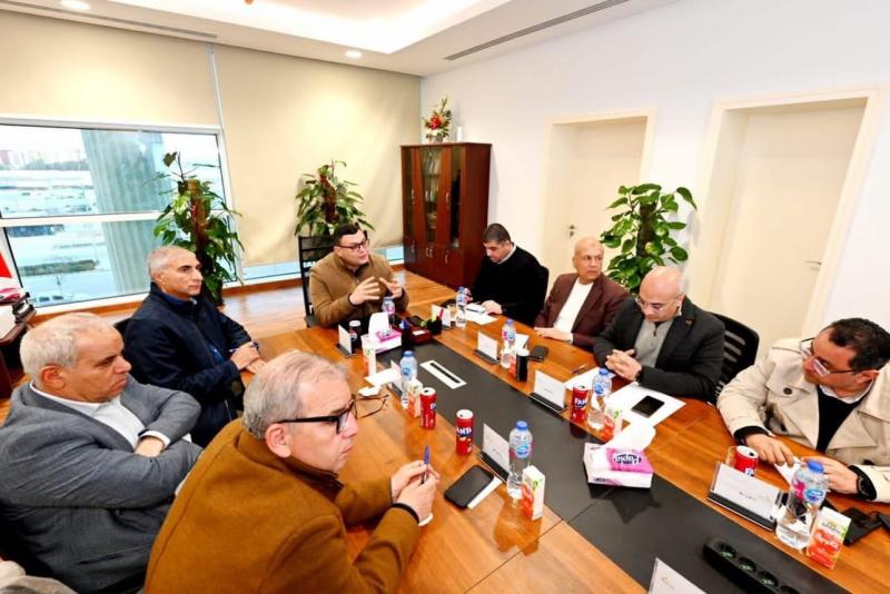 وزير الإسكان يعقد اجتماعا لمتابعة موقف تنفيذ المشروعات بالعلمين الجديدة والساحل الشمالى