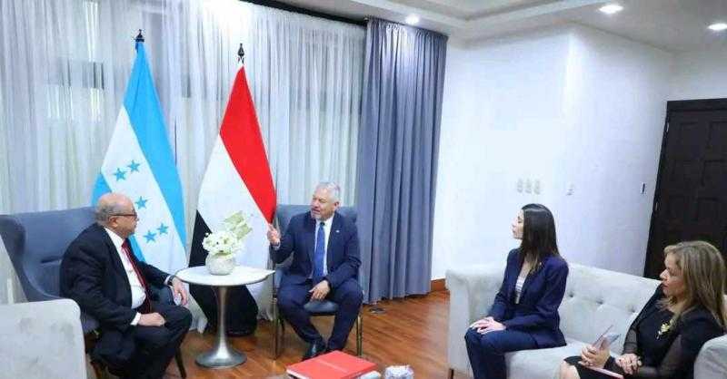 السفير المصري لدى هندوراس يلتقي وزير الخارجية الهندوراسي ويسلمه أوراق اعتماده