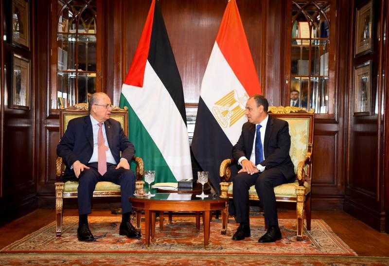 وزير الخارجية يؤكد ضرورة السعي نحو التوصل لحل سياسي عادل للقضية الفلسطينية خلال لقائه نظيره الفلسطيني