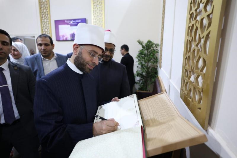 وزير الأوقاف يتفقد جناح الأزهر بمعرض الكتاب ويشيد بثرائه الفكري والتثقيفي