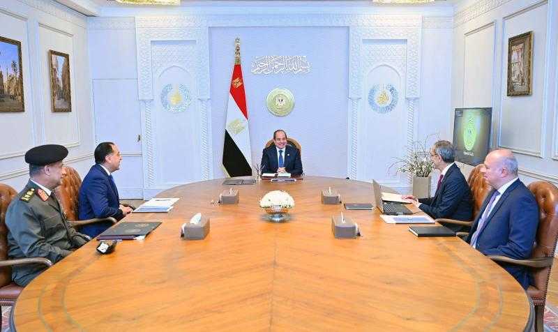الرئيس السيسي يجتمع مع رئيس الوزراء ووزير الاتصالات ومدير الأكاديمية العسكرية المصرية