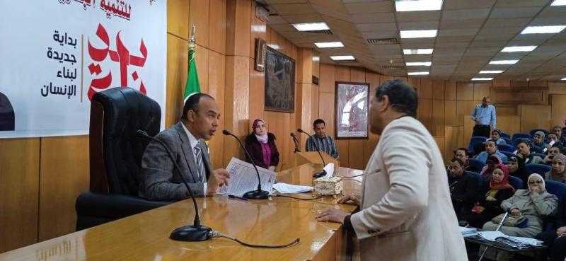 نائب محافظ المنيا يناقش استكمال مشروع الصرف الصحي بقرية صفط الشرقية