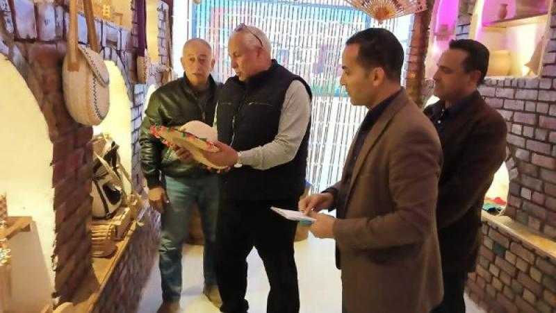 محافظ الوادي الجديد يتفقد سوق «تحيا مصر» و معرض المنتجات البيئية