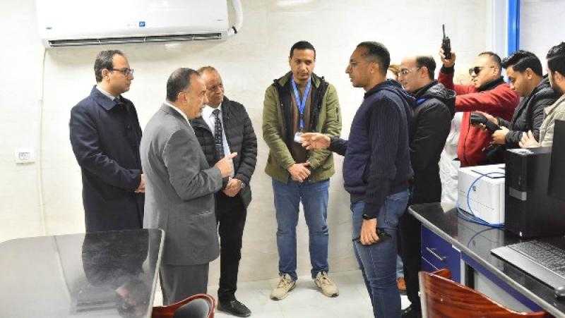 أبو النصر يتفقد المعمل المركزي لمياه الشرب بأسيوط والوادي الجديد