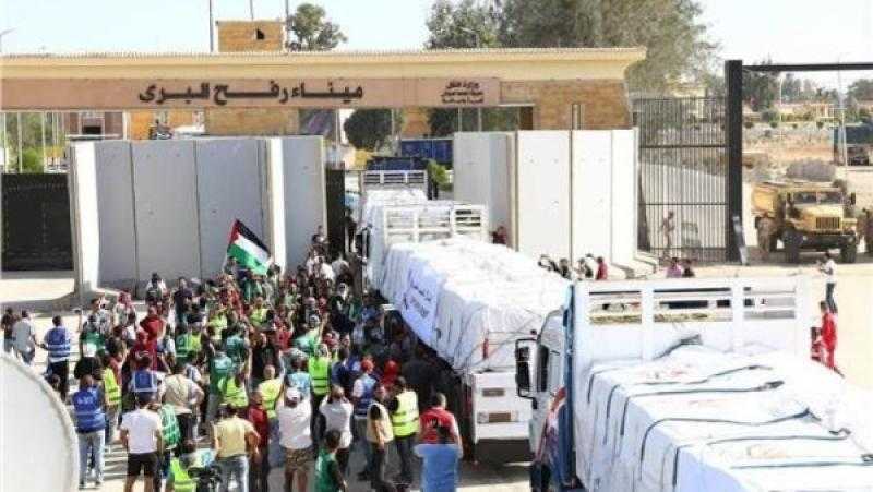 مصدر بميناء رفح البري: 160 شاحنة مساعدات إنسانية تدخل إلى الفلسطينيين بقطاع غزة
