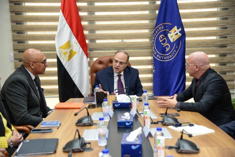 رئيس هيئة الدواء يناقش مع ممثلي شركة أسبن الدولية تعزيز الأمن الدوائي المصري