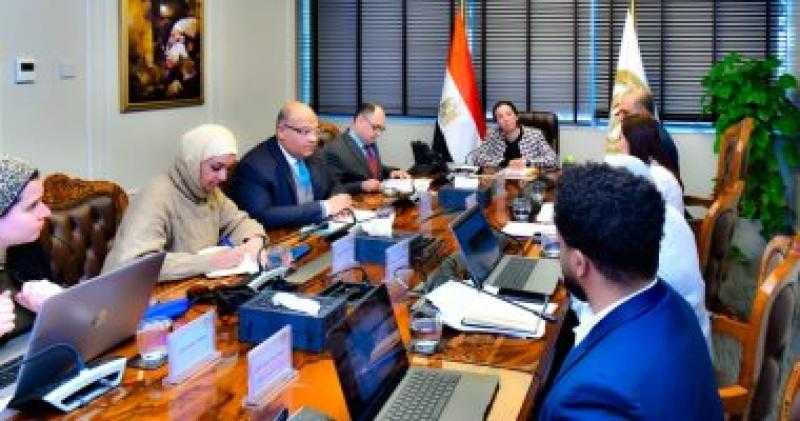 وزيرة البيئة تعقد اجتماعا لمتابعة تنفيذ استراتيجية الحد من الأكياس البلاستيكية