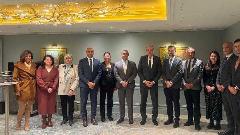 وزير الطيران يلتقي مسئولي إيرباص العالمية لبحث تحديث أسطول الناقل الوطني