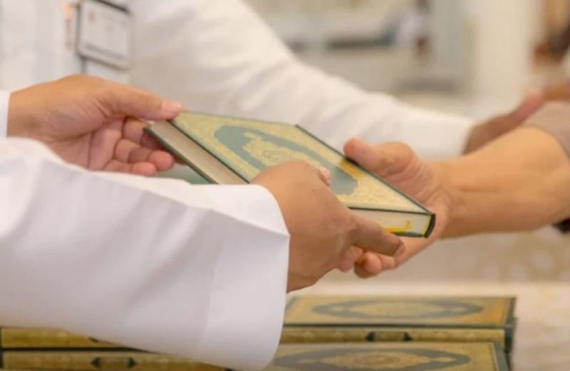 ما حكم مس المصحف والصيام للحائض؟