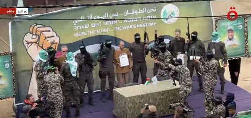 الصليب الأحمر يتسلم 3 محتجزين إسرائيليين بقطاع غزة في إطار اتفاق وقف إطلاق النار