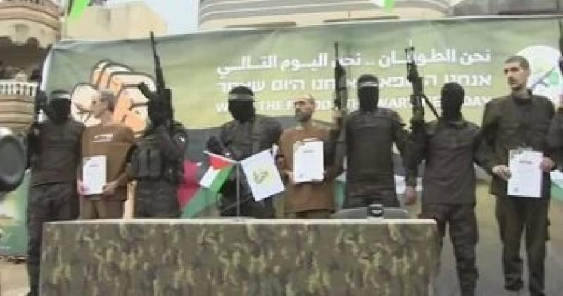 بيان مشترك لجيش الاحتلال والشاباك: الصليب الأحمر تسلم المحتجزين الثلاثة وجار نقلهم لقواتنا داخل القطاع