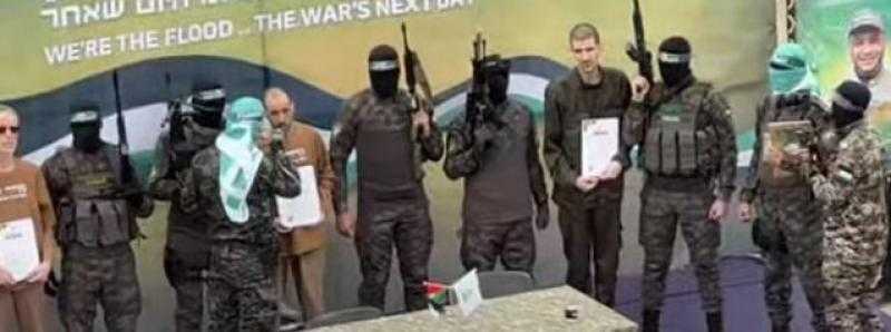 مشهد إطلاق المحتجزين الثلاثة يغضب إسرائيل..وعائلات المحتجزين الإسرائيليين: نُطالب بلجنة تحقيق في إخفاق 7 أكتوبر