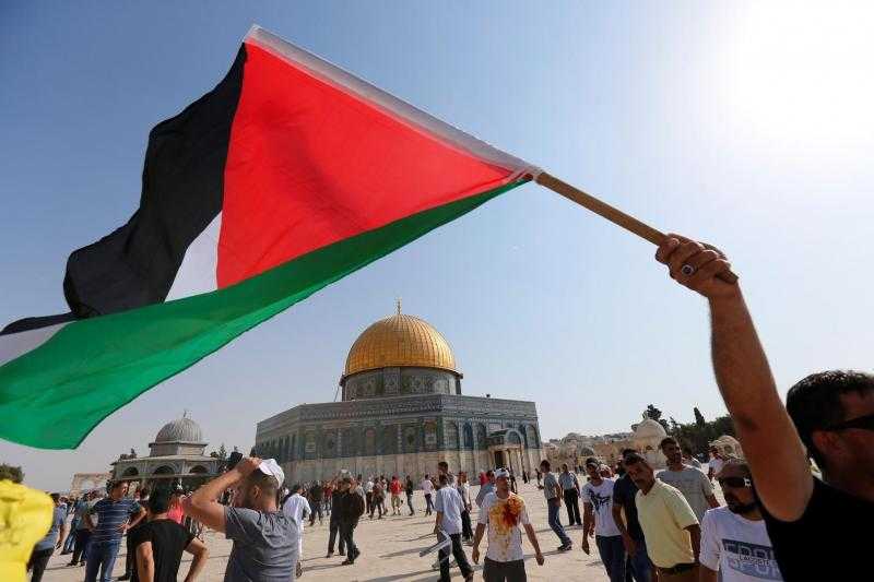 بعضهم في حالة صحية صعبة.. وصول مجموعة من الأسرى الفلسطينيين المحررين إلى رام الله