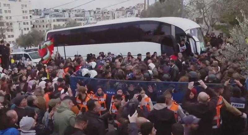 وصول عدد من الأسرى والسجناء الفلسطينيين المفرج عنهم إلى رام الله