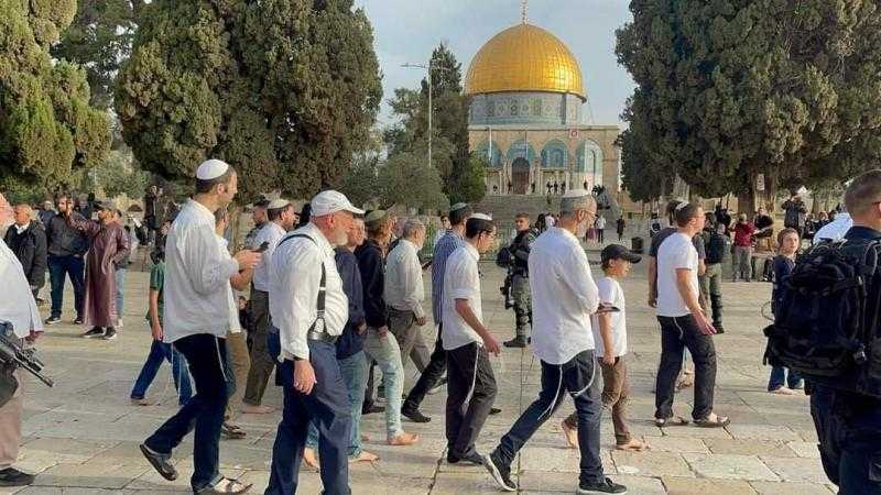 عشرات المستوطنين يقتحمون باحات الأقصى بحماية شرطة الاحتلال الإسرائيلى