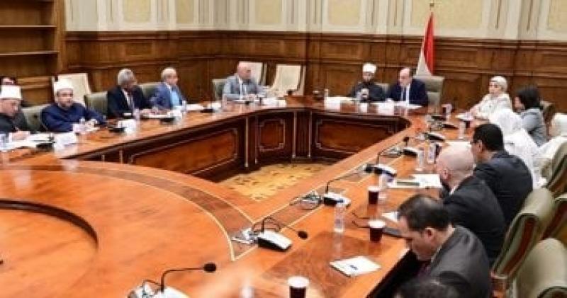 وزير الأوقاف: الظروف الراهنة تستوجب التلاحم وإعلاء قيمة العمل