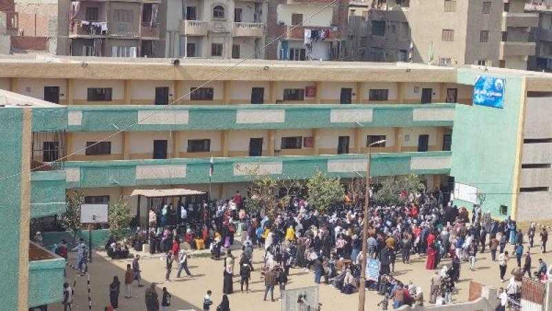 زحام كبير فى أول تقديم طلبات تظلمات نتيجة الشهادة الإعدادية بالقليوبية .. صور