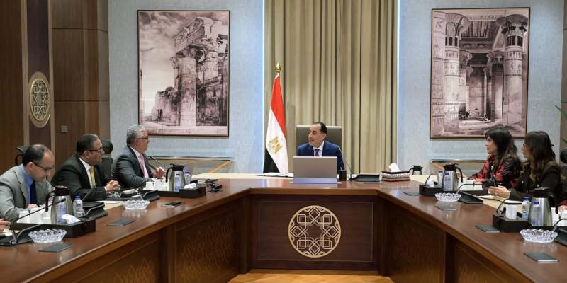 رئيس الوزراء يتابع مع رئيس الهيئة العامة للمنطقة الاقتصادية لقناة السويس عددا من ملفات العمل
