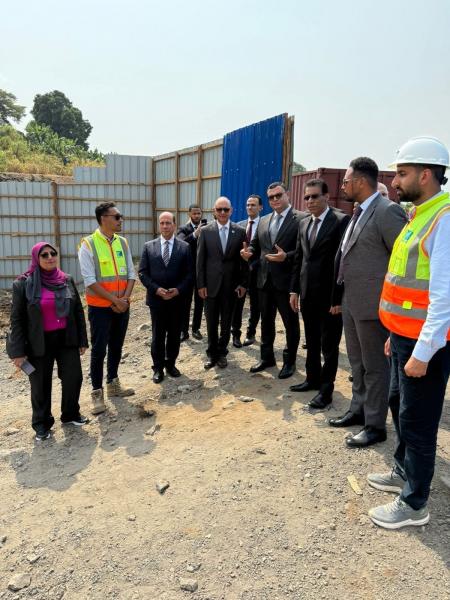 خلال زيارته العاصمة الغينية ”مالابو”.. وزير الإسكان يتفقد محطة معالجة مياه تنفذها شركة ”مدكور” المصرية